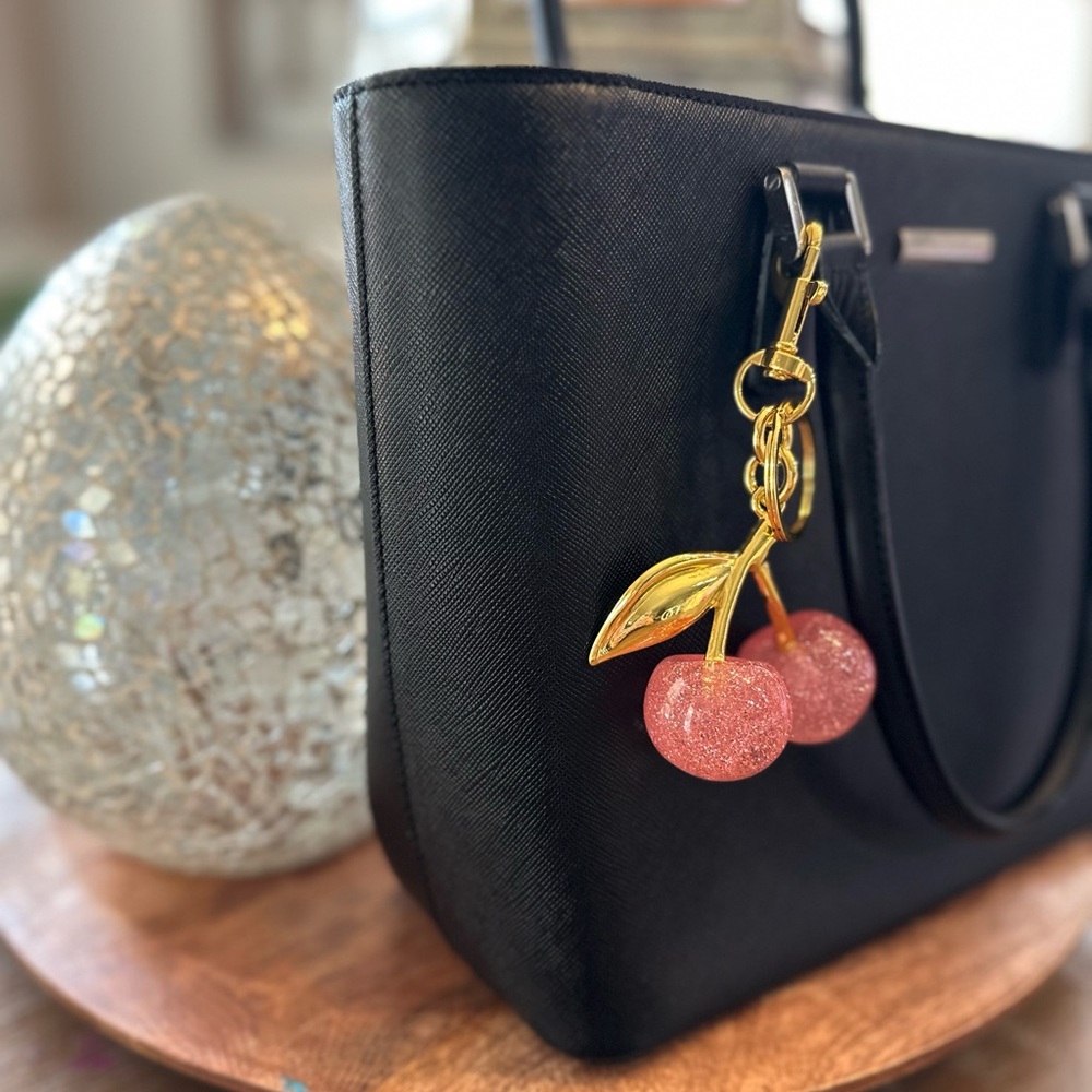 Burberry saffiano leather tote bag with a Cherry Charm - Picture 2 of 13